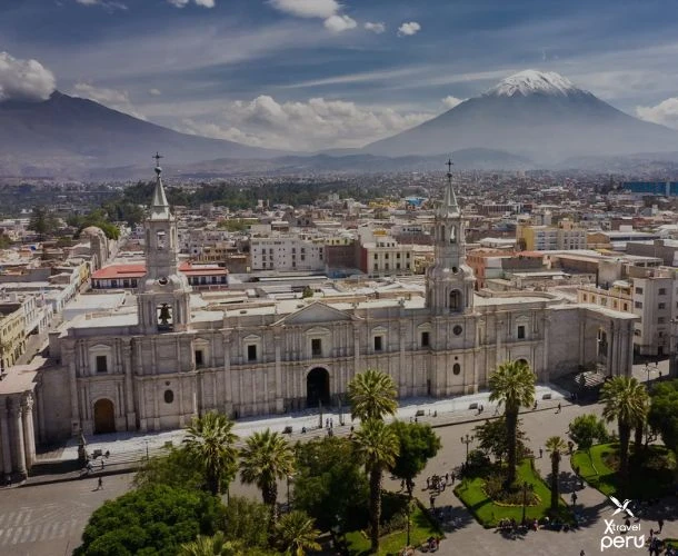 Explore Arequipa, a Cidade Branca, entre igrejas coloniais, praças vibrantes e vulcões que preservam sua história.