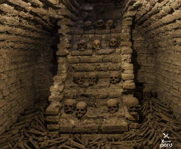 Explore Peru's capital, surrounded by colonial mansions, pre-Hispanic huacas, and views of the Pacific. Lima, a breath of history.