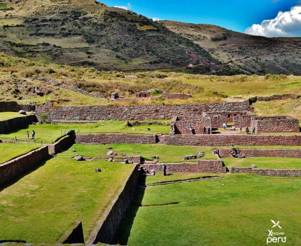 Explore Tipón, an essential Inca Archaeological Park. Admire its perfectly preserved agricultural terraces and the impressive water channel system. A hydraulic legacy showcasing Inca mastery.