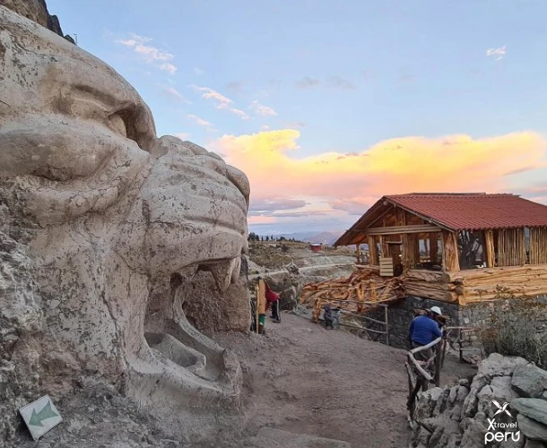 Visite a Morada dos Deuses, um fascinante centro ceremonial moderno com gigantescas esculturas esculpidas na rocha. Um encontro único entre a mitologia andina e a arte contemporânea.