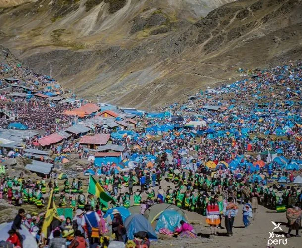 Immerse yourself in the devotion to the Lord of Qoylluriti, a unique experience where culture, tradition, and nature merge.