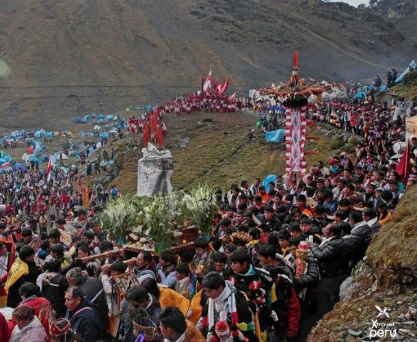 Walk under the stars toward the Qoylluriti sanctuary and discover the power of faith and the majesty of Ausangate.