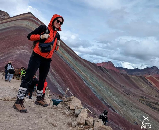 Enjoy the hike in the valley leading to the Rainbow Mountain. The Andean vastness and the stillness of nature. A necessary pause before the final climb to the summit.