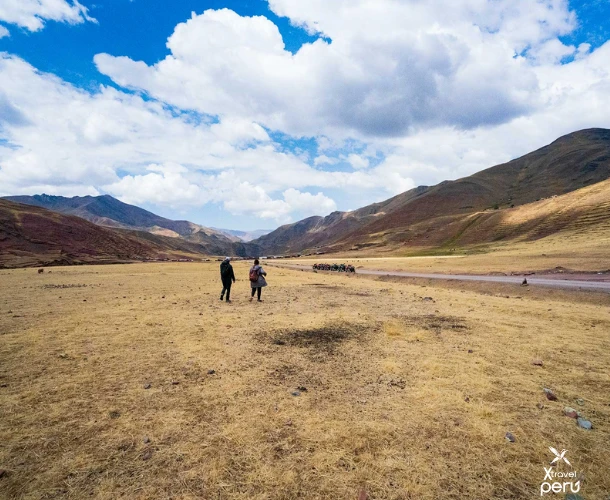 The immensity of the Andean landscape unfolds before you on the route to the Rainbow Mountain. Feel the freedom and connection with nature in an environment that prepares you for the grand view.