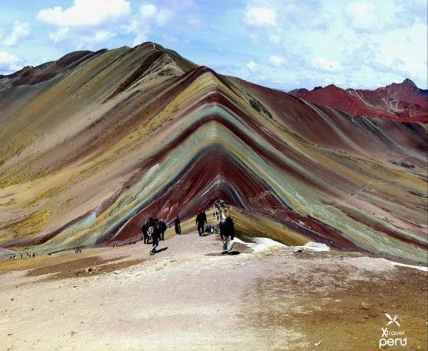 La recompensa de la ruta corta: la vista panorámica de la Montaña de Colores. La cuatrimoto te acerca al punto de inicio para que maximices el tiempo disfrutando de este paisaje único.