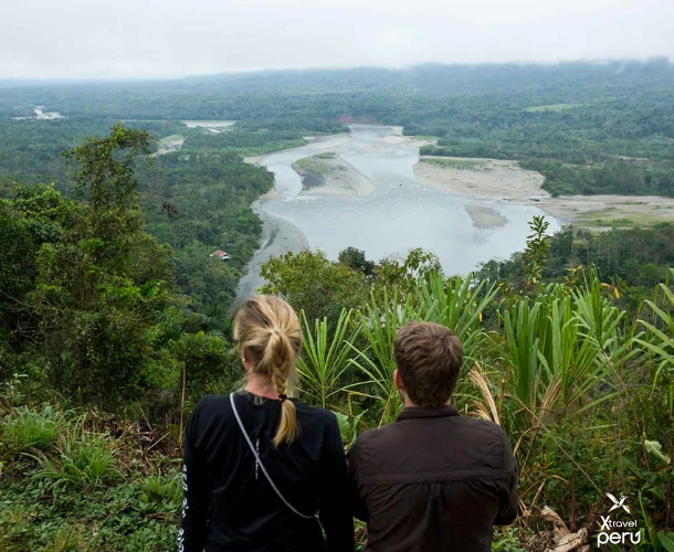 Enjoy the majestic view of the Cloud Forest (San Pedro). Witness the transition from the Andes to the jungle and the lush vegetation: orchids, bromeliads, and ferns.