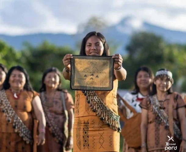 Admire the beauty and detail of Shipibo textiles and ceramics. Their geometric patterns, known as Kené, are ancestral symbols of the Ucayali culture.