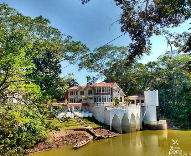 Navigate the impressive Yarinacocha Lagoon, the tourist heart of Pucallpa. Observe the houses built on the water (stilt houses) and the riverside life in this unique ecosystem.