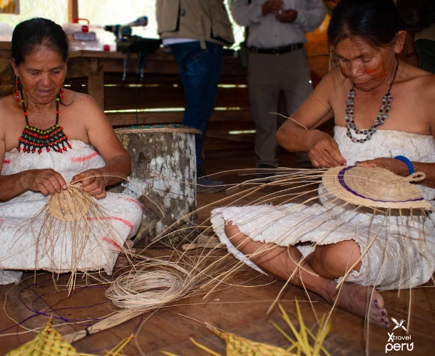 Share with the Ese'Eja native community. Learn about their customs, dances, and language, connecting with the cultural legacy and ancestral wisdom of this Amazonian people.