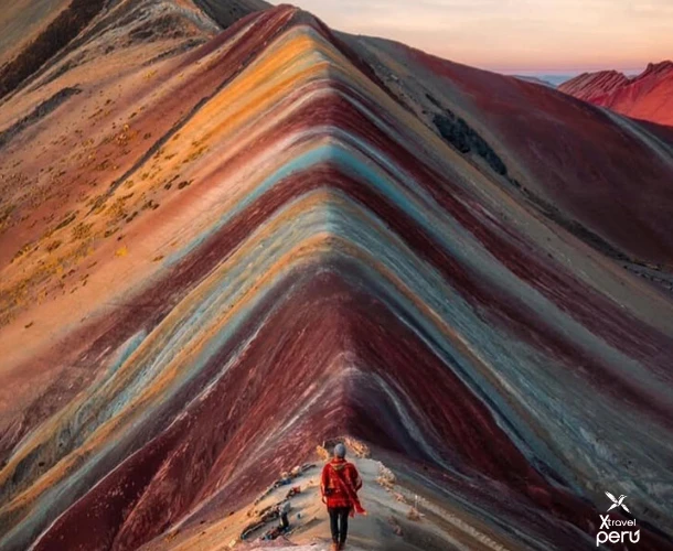 A melhor hora para admirar os picos. A luz do amanhecer intensifica os tons avermelhados e ocres do solo. Viva uma experiência inesquecível e tire a foto da sua vida no cume.
