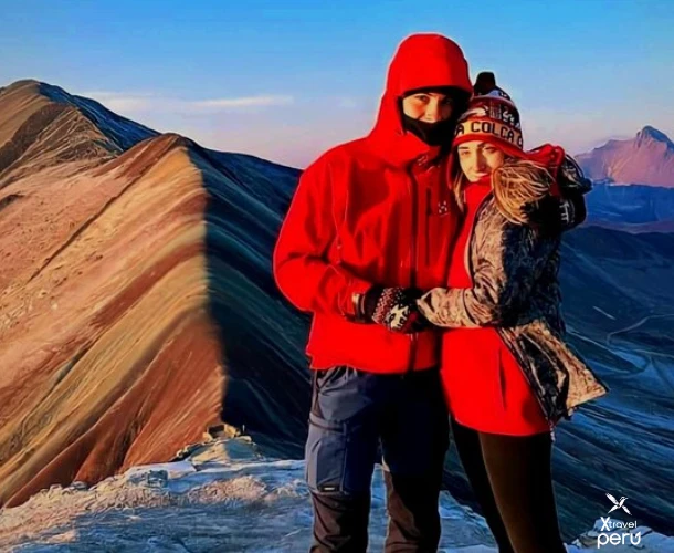 A emoção de compartilhar esta conquista no cume, envoltos no caloroso abraço do nascer do sol andino. Memórias inesquecíveis no mirante mais cobiçado de Cusco.