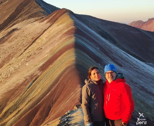 Contemple a Montanha Colorida banhada pelas primeiras luzes do dia. Um momento exclusivo, livre de multidões. A recompensa perfeita após a aventura noturna de quadriciclo.