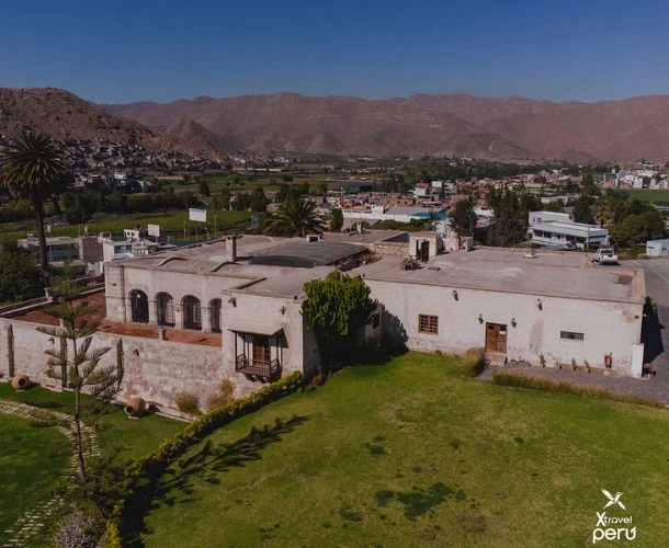 Caminhe entre campos, fazendas e cidades que preservam a alma histórica e natural do interior de Arequipa.