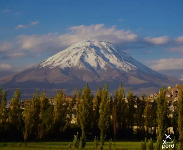 Explore a zona rural de Arequipa: vulcões, cidades coloniais e paisagens naturais que contam séculos de história viva.