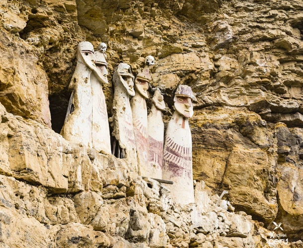 Discover the enigmatic Sarcophagi of Karajía. These unique funerary tombs, anthropomorphic figures up to 2.5m tall, stand high on the cliffs—an ancient mystery!