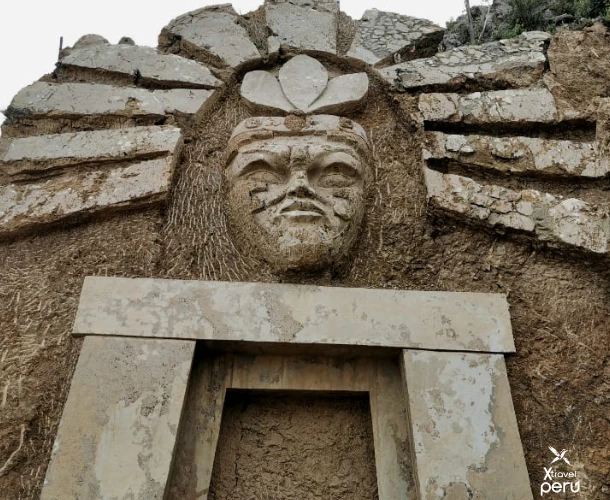 Detail of one of the imposing sculptures at the Dwelling of the Gods. These works represent ancestral figures guarding the mountain. An ideal spot for a culturally impactful photo.