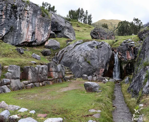 Descubra o entorno natural de Killarumiyoq, com impressionantes terraços, uma cachoeira e formações rochosas. Uma paisagem que revela a perfeita adaptação Inca ao território andino.
