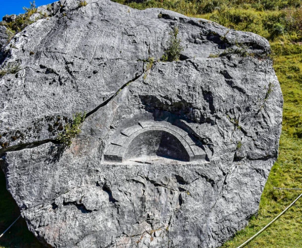 Explore Killarumiyoq, o enigmático "Templo da Lua", onde uma rocha vulcânica apresenta uma lua crescente esculpida. Um local sagrado inca dedicado à fertilidade e rituais astronômicos.