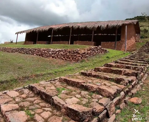 Explore the colcas (warehouses) of Cheqoq. These ancient Inca structures, used to store food, demonstrate the empire's advanced agricultural logistics. A glimpse into ancestral engineering.