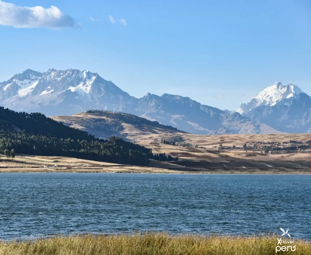 Discover the serenity of Huaypo Lagoon, framed by the Apus and mountains. Its tranquility contrasts with the ride's adrenaline. A perfect landscape for a moment of Andean peace.