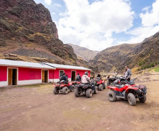 The group arrives at the snow-capped base by quad bike, minimizing access time. The 4x4 adventure eases arrival, allowing energy savings for the hike up to Vinicunca.