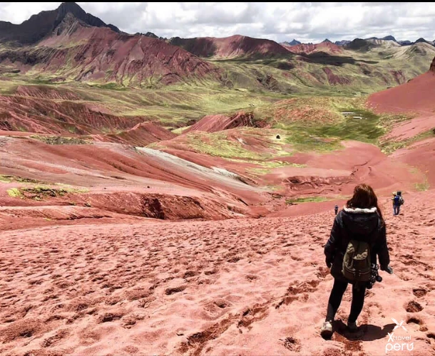 Hike across the stunning Red Valley, a terrain with ferric pigmentation that offers a dramatic contrast to the Rainbow Mountain. A geological spectacle unique in the world.