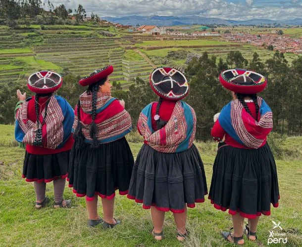 Comparte un día con las tejedoras de Chinchero y vive la cultura quechua entre hilos, historia y corazones cálidos.