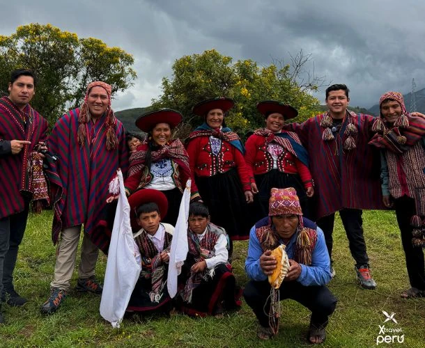 Entre telares, montañas y sonrisas, descubre el alma del Valle Sagrado en un día de conexión real con la cultura quechua.