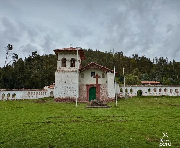 Respira aire puro y cultura viva en este viaje entre tejidos, sabores y paisajes que cuentan historias.