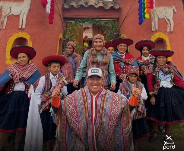 Teje historias, saborea tradiciones y pisa la tierra sagrada del Ande en este viaje vivencial por Umasbamba, Maras y más.