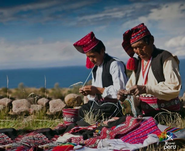 Crie memórias em Taquile e experimente a hospitalidade dos Uros: uma viagem cultural pelo coração do Titicaca.