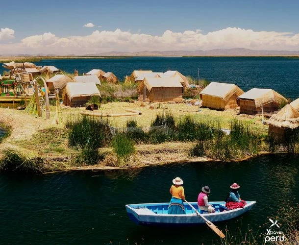 Navegue pelo Lago Titicaca e descubra as Ilhas Uros e Taquile: cultura vibrante, paisagens únicas e tradições antigas.