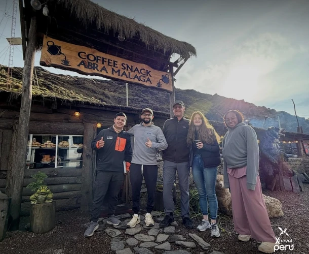 Sumérgete en la cultura cafetalera: conoce productores, prueba granos frescos y vive la magia del campo.