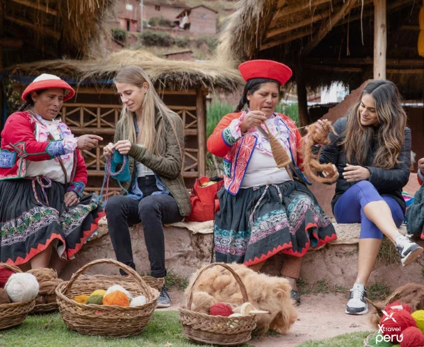 Vive la esencia andina en Ccaccaccollo: tejeduría, tradiciones y la calidez de su gente.