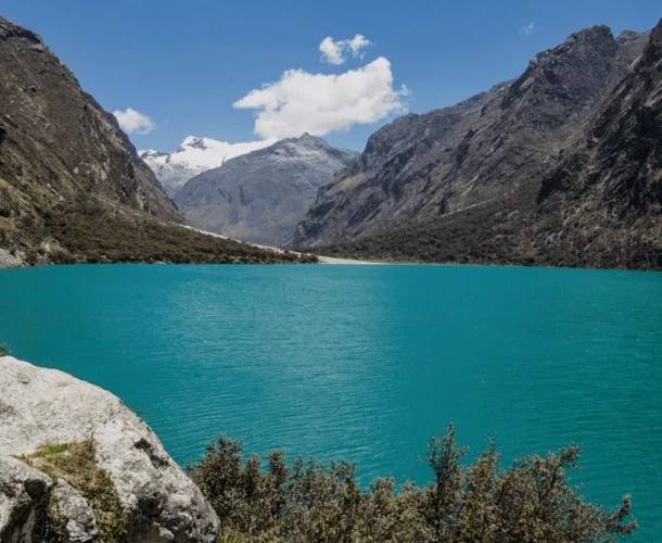 Vive Huaraz al máximo: caminata a Laguna 69 y paseo por Llanganuco, dos joyas turquesas en un tour imperdible.