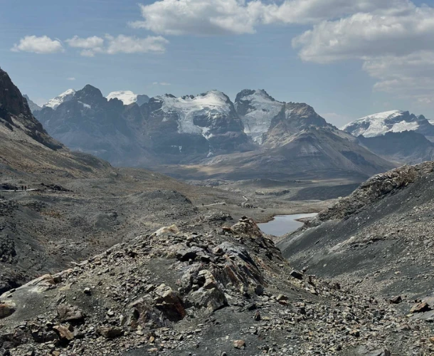 Siente el frío del glaciar Pastoruri mientras conoces los secretos del cambio climático. Paisajes únicos y emociones de altura en un tour esencial.